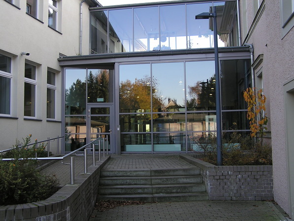 Behinderteneingang auf der Rückseite des Gebäudes